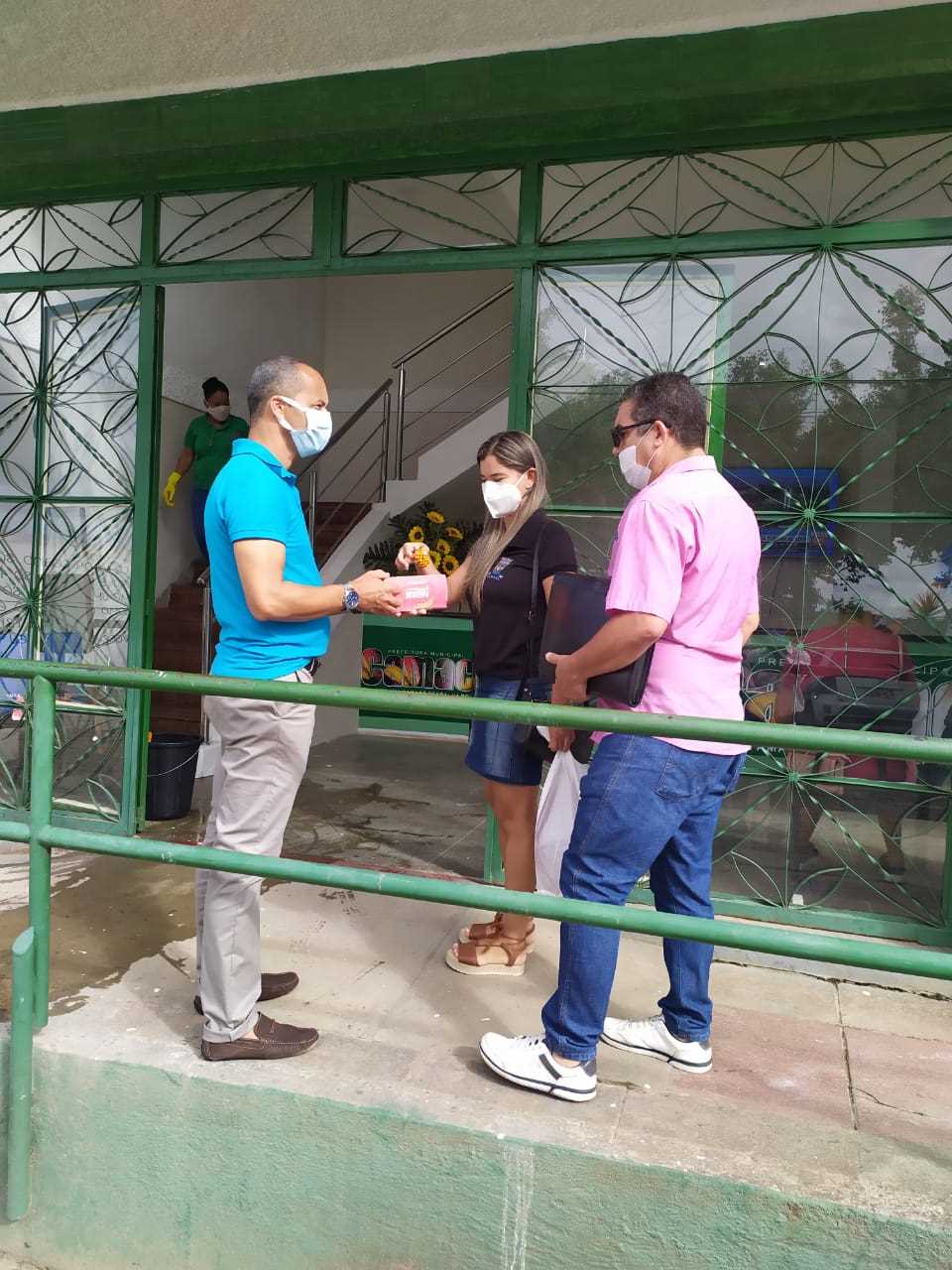 Camacã: Prefeito Paulo do Gás recebe funcionários com bombons
